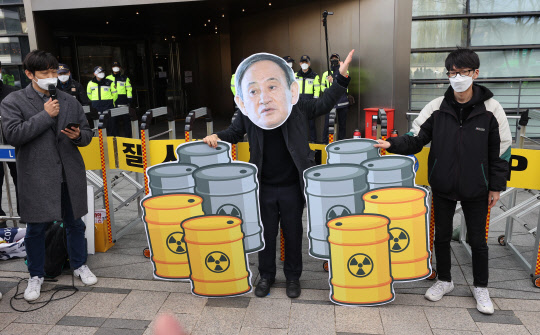 13일 오전 서울 종로구 주한일본대사관 앞에서 열린 일본 후쿠시마 오염수 방류 결정 규탄 기자회견에서 서울청년기후행동과 청년다락 등 관계자들이 항의 퍼포먼스를 하고 있다. <연합뉴스>